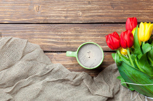 一束郁金香，围巾和一杯咖啡在美妙的棕色上