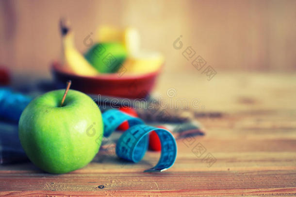 减肥水果苹果厘米木制背景