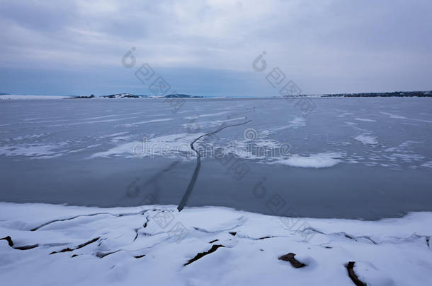 <strong>冰冻</strong>的湖。 在寒冷的日子里，冰面上美丽的层云。 自然背景