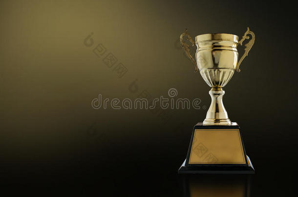 冠军黄金奖杯在现代黑色背景与黄金光复制空间为您的设计准备。