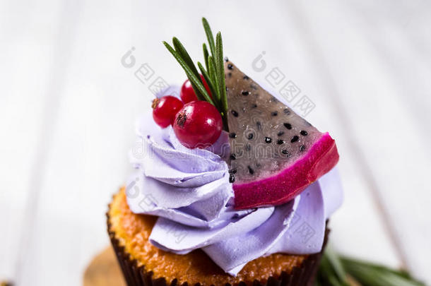 巧克力蛋糕。 纸杯蛋糕。 带浆果、水果、草莓的纸杯蛋糕。 上面