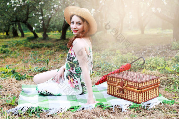女孩在苹果园野餐，带着一篮子产品