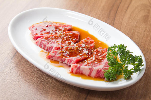 一张美味的生牛肉美食照片