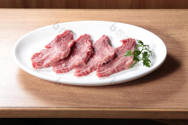一张美味的生牛肉美食照片