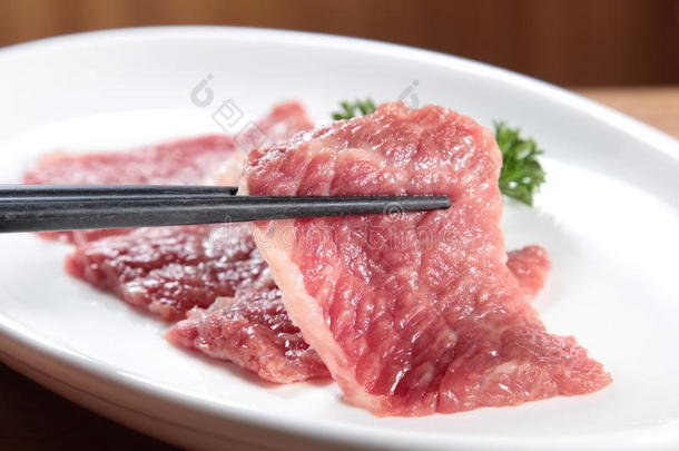 一张美味的生牛肉美食照片