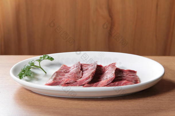 一张美味的生牛肉<strong>美食照片</strong>