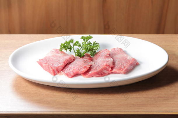 一张美味的生牛肉美食照片