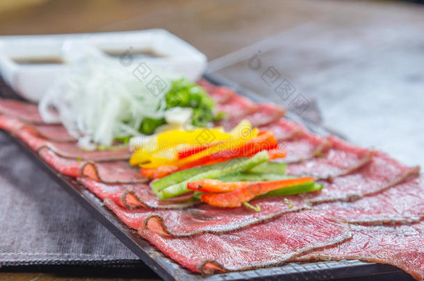 一张美味的生牛肉美食照片