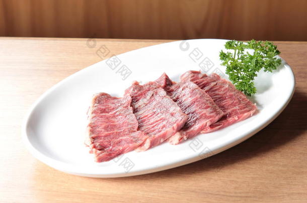 一张美味的生牛肉美食照片