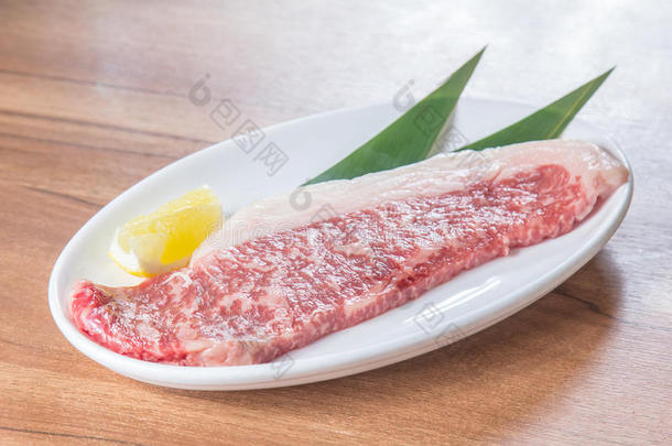 一张美味的生牛肉<strong>美食照片</strong>