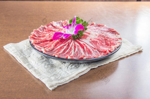 一张美味的生牛肉<strong>美食照片</strong>