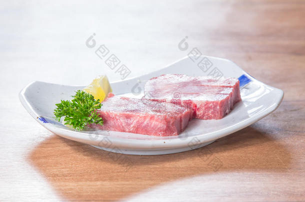 一张美味的生牛肉<strong>美食照片</strong>