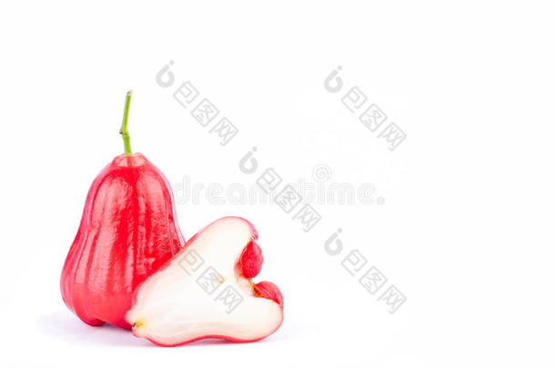 半玫瑰苹果和水苹果在白色背景上分离健康的玫瑰苹果水果食品
