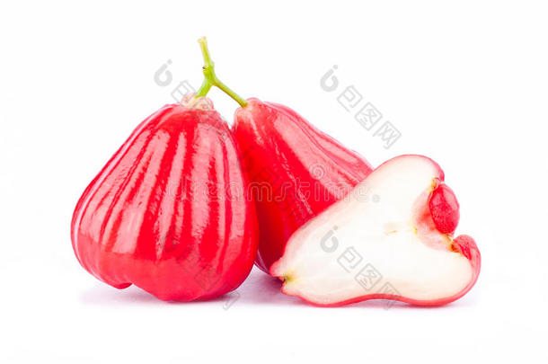 半个玫瑰苹果和红玫瑰苹果在白色背景上分离健康的玫瑰苹果水果食品