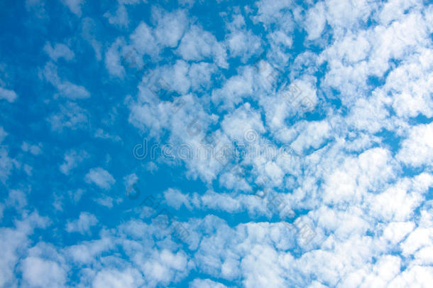 蓝天和蓬松的<strong>云卷云</strong>在自然背景纹理上