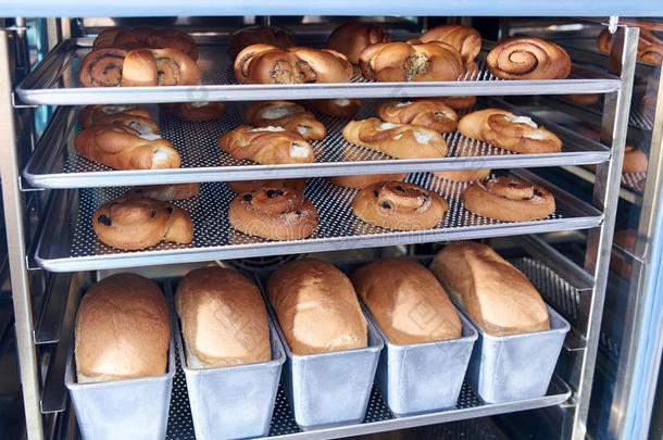 在康比<strong>蒸笼</strong>里烘焙甜点面包。 面包店的生产烤箱。 烤面包。 面包的制造。