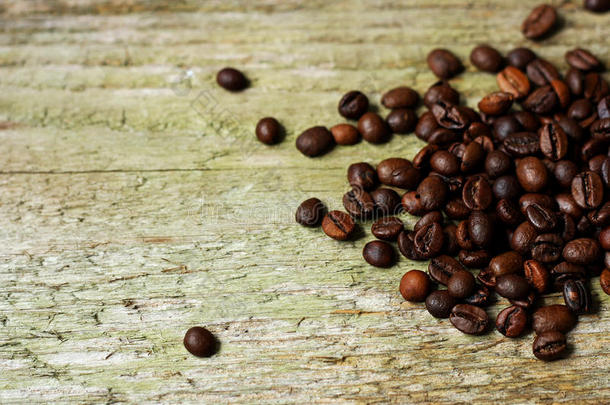 木制表面的咖啡豆。