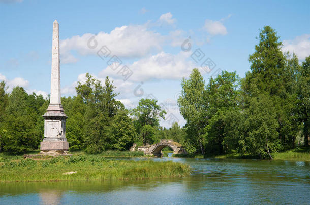格奇纳宫公园上的切斯梅方尖碑和驼峰桥的景色。 <strong>列宁</strong>格勒地区，俄罗斯