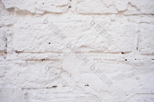 抽象风化纹理染色旧灰泥浅灰色和油漆白色砖墙背景在农村房间，灰色