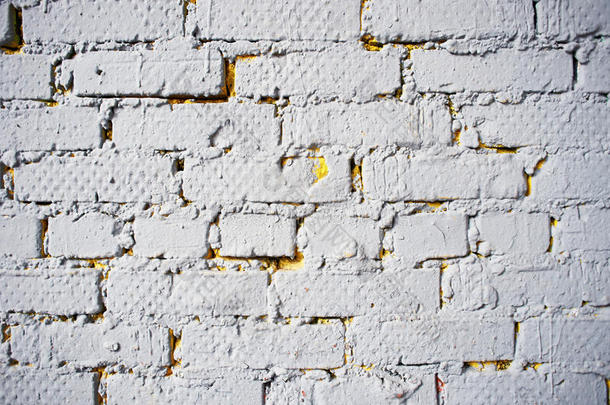 抽象风化纹理染色旧灰泥浅灰色和油漆白色砖墙背景在农村房间，灰色