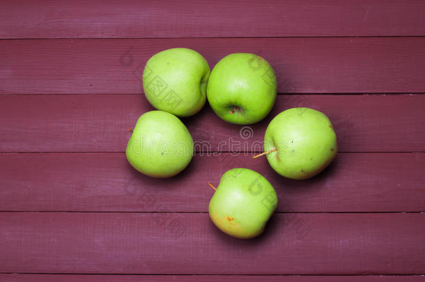 旧木桌上的青苹果。 健康的食物。