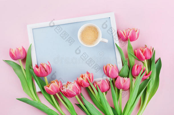 美丽的早餐，一杯咖啡，春天的郁金香花，粉色粉彩桌面上的<strong>早安</strong>框架