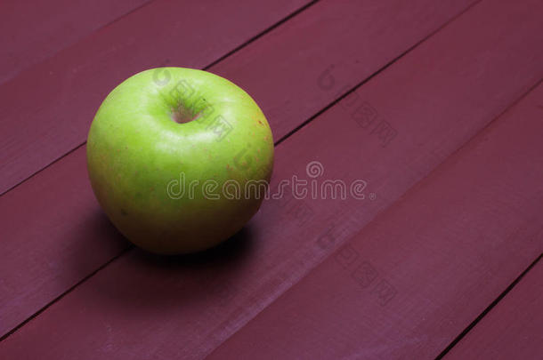 旧木桌上的<strong>青苹果</strong>。 健康的食物。