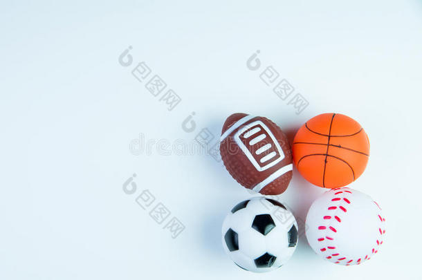 足球玩具，棒球玩具，篮球玩具和橄榄球玩具隔离