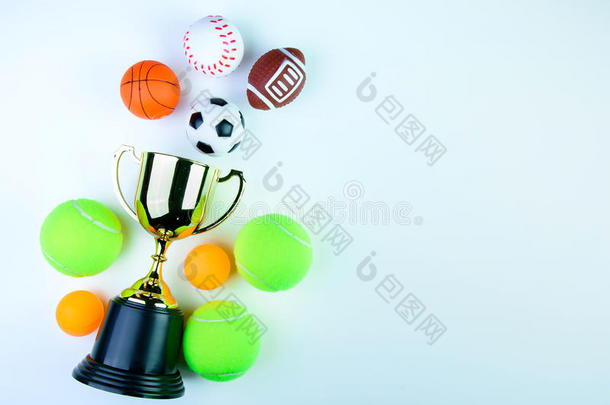 金色奖杯，足球<strong>玩具</strong>，棒球<strong>玩具</strong>，乒乓球，网球，篮球<strong>玩具</strong>和橄榄球<strong>玩具</strong>隔离在白色背景上
