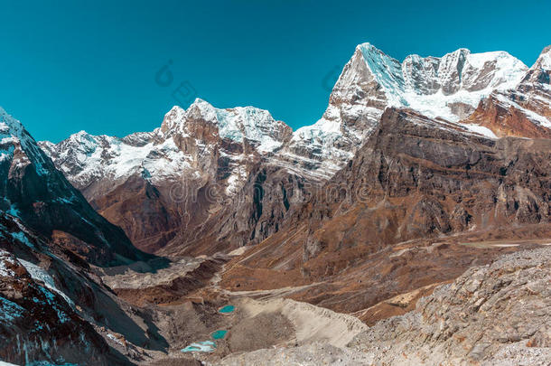 尼泊尔喜马拉雅的高峰和垂直墙壁的日光景观