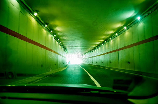 在绿色隧道公路上<strong>快速行驶</strong>