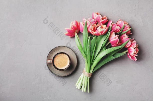 一杯咖啡，带着美丽的<strong>粉红色</strong>花朵，早上好，在灰色的石头桌面上，以平躺的方式观看。 <strong>母亲节</strong>早餐