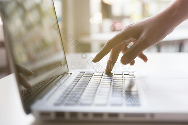 笔记本电脑键盘上的手指按下按钮