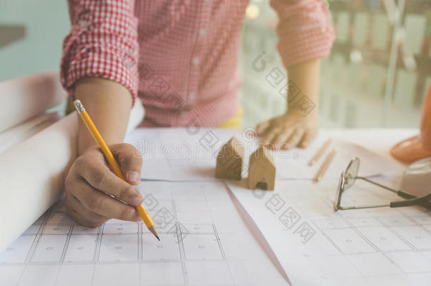 建筑师或工程师在<strong>办公室设计图</strong>纸，施工概念。