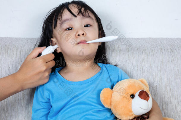 亚洲中国小女孩发烧体温测量