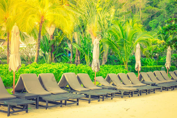 热带白沙滩的海滩椅子。 (过滤图像专业