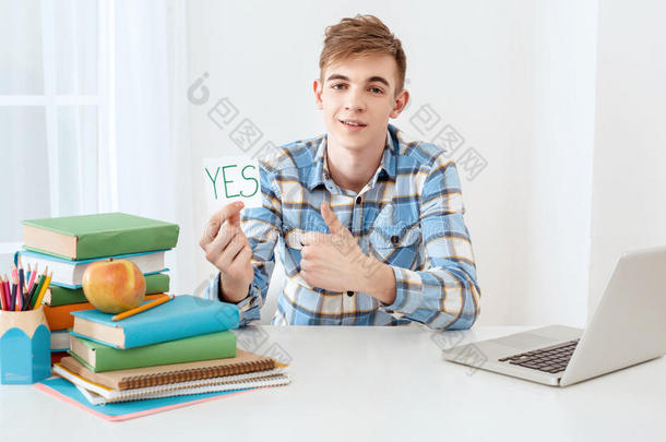 可爱的年轻学生使用笔记本电脑