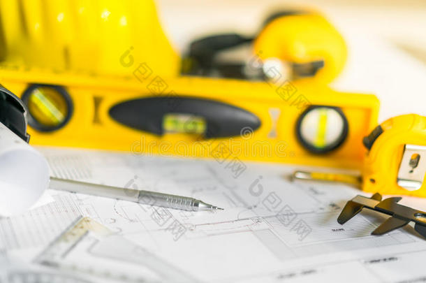 施工计划，头盔和图纸工具在蓝图上。
