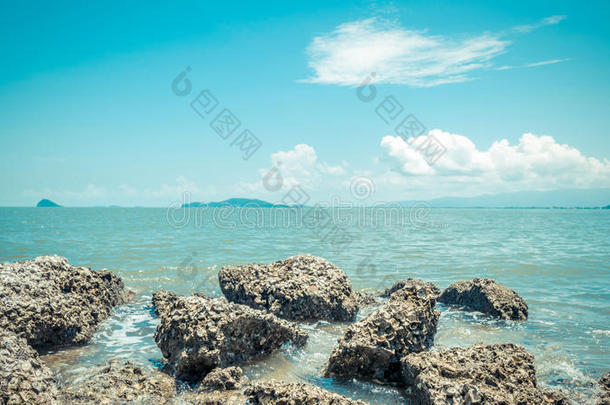 海滩和大海，蓝天和礁石海滩