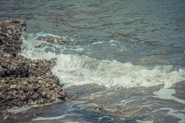 海滩和大海与礁石海滩