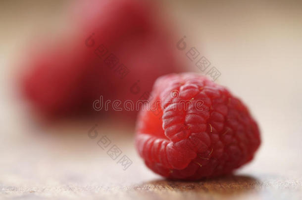 新鲜成熟的树莓在木桌上