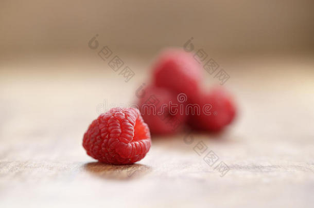 新鲜成熟的树莓在木桌上