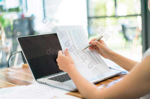 商务人士在开会时使用笔记本电脑和财务图表