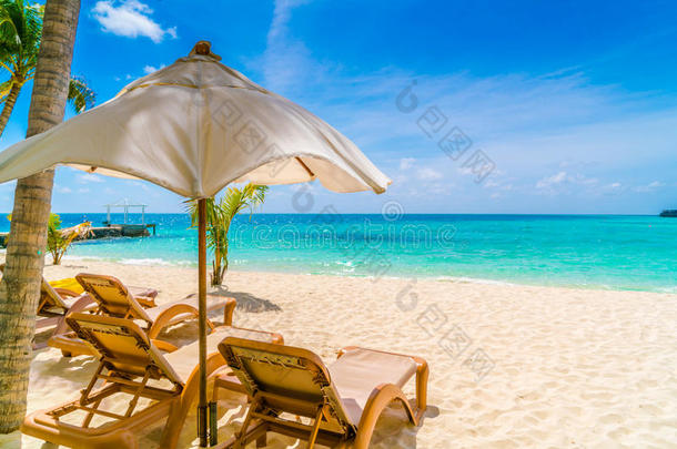 海滩椅子与伞在马尔代夫岛，白色沙滩