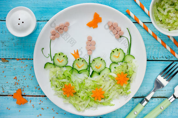 儿童食品艺术理念-黄瓜卷心菜沙拉形状的青蛙