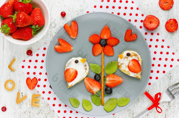 <strong>儿童食品</strong>艺术理念-鸟煎饼与草莓猕猴桃蓝