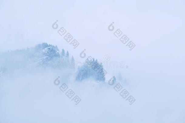 阿尔卑斯山巴伐利亚平静的云寒冷的