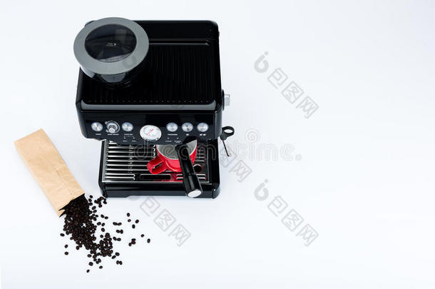 黑色手动咖啡机与磨床和红色咖啡杯和一袋新鲜烤咖啡豆在白色背景