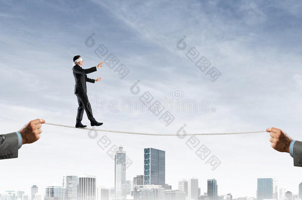 风险支持和帮助的商业理念与人平衡在绳子上