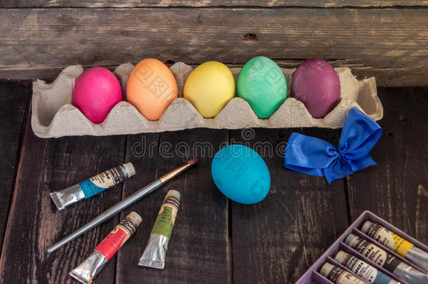 复活节鸡蛋与绘画刷。 复活节快乐